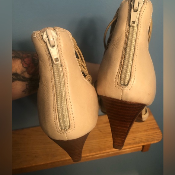 Miz Mooz low heel, nude colour, elastic straps with cute button on toe - Picture 8 of 8